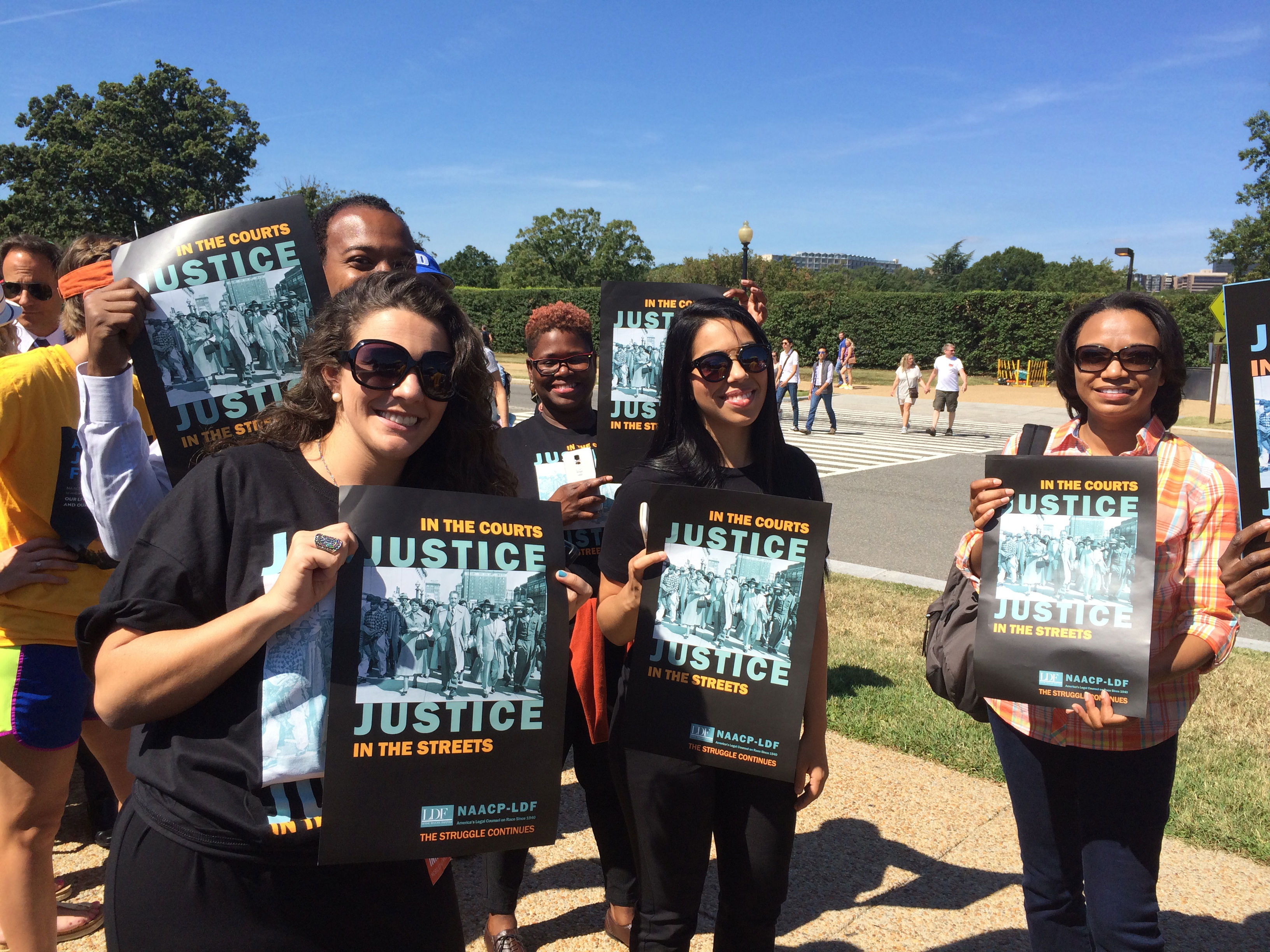 Group of people holding posters with the text Justice.